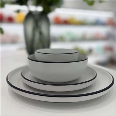 Raised Edge Black Painted Rim 16-조각 흰색 스톤웨어 식기 세트